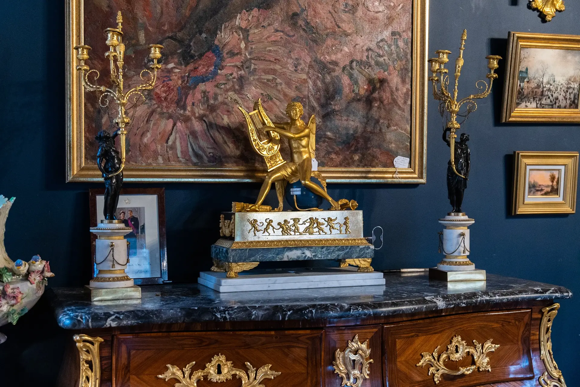 Commode ancienne avec plateau en marbre et ornements dorés, ornée d'une sculpture dorée de joueur de lyre et de candélabres assortis