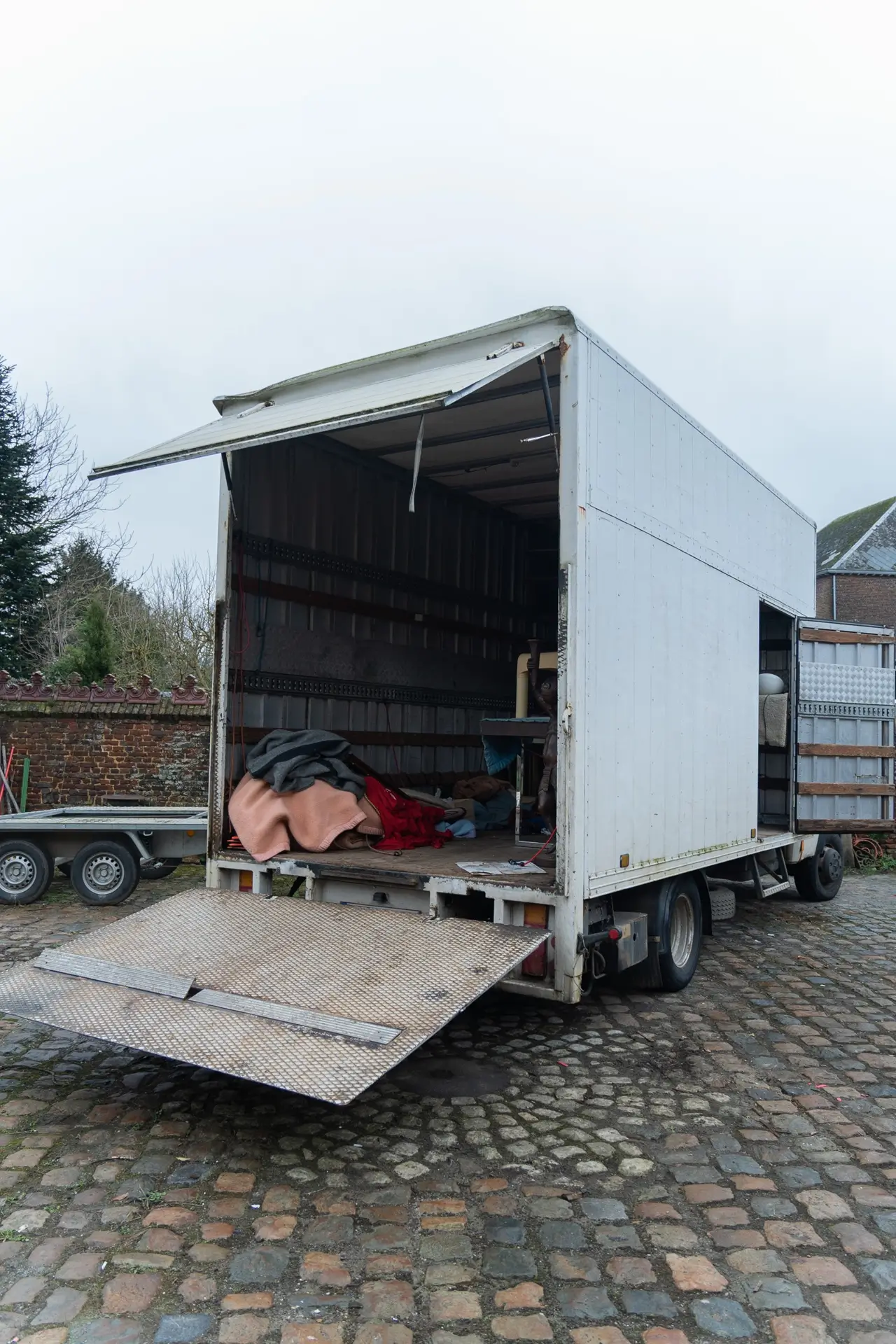 Camion de déménagement ouvert disponible pour déplacements partout en Belgique.