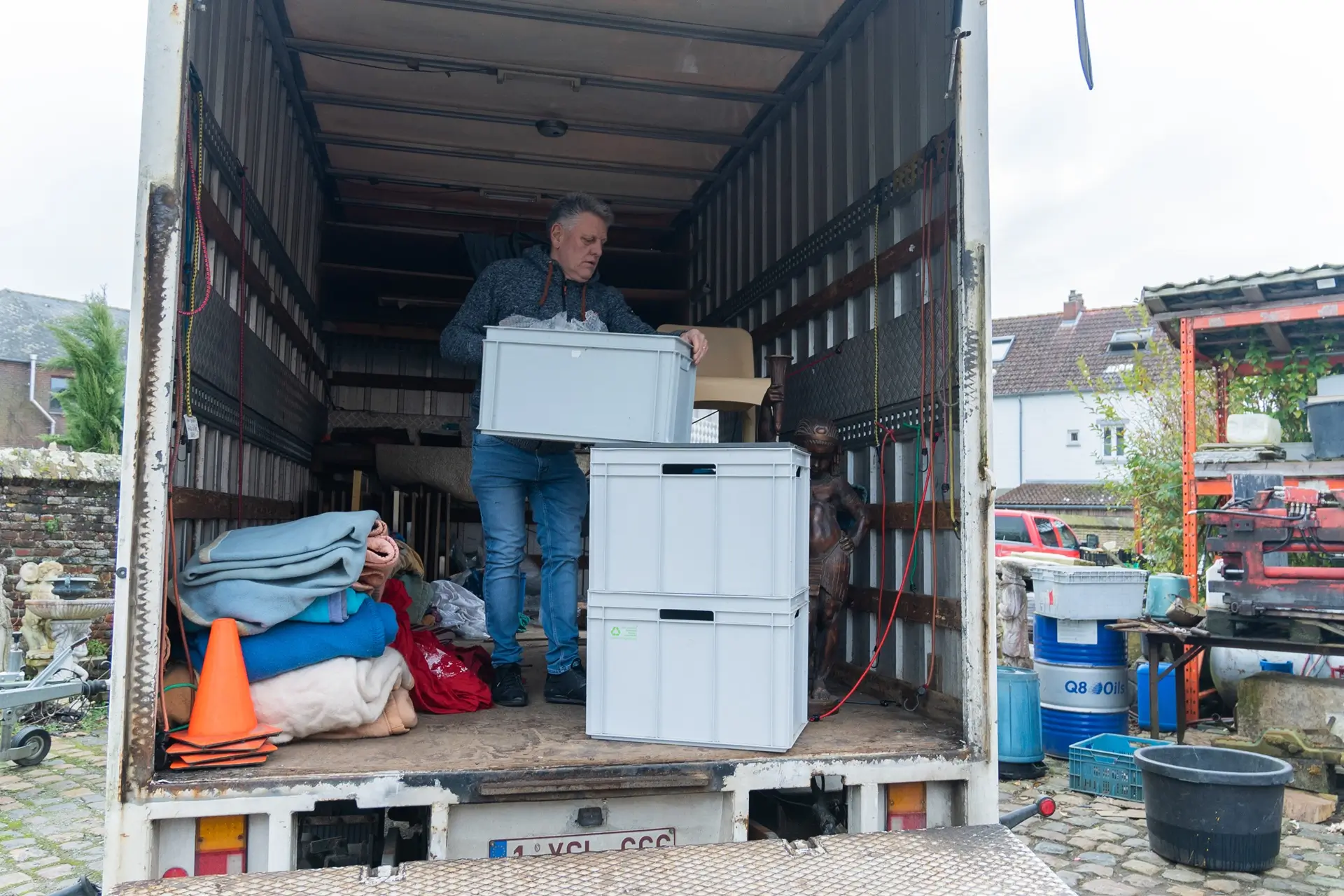 Marc De Leener charge des antiquités dans son camion lors d'un vide-maison.