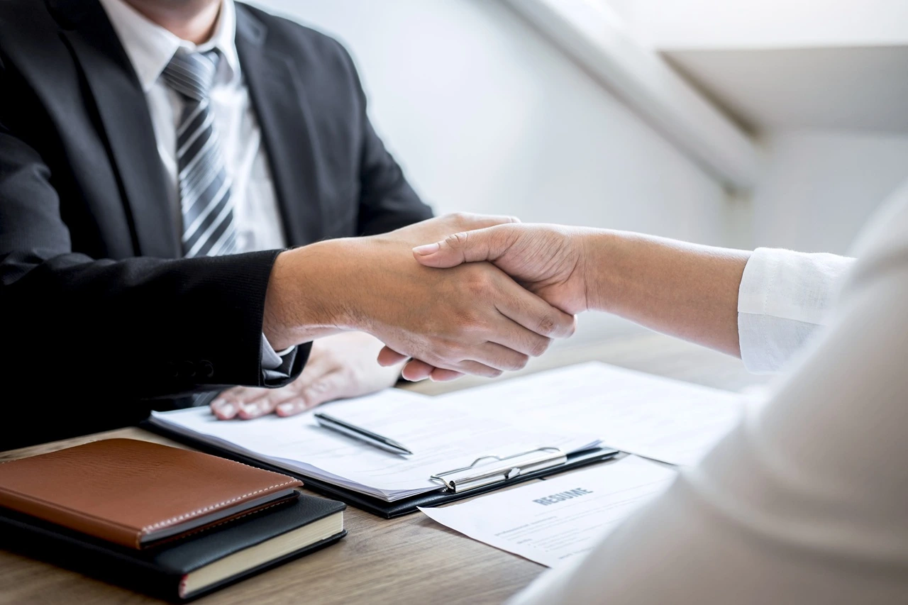 Serrage de main entre deux personnes en vue de l'acceptation ou de l'accord d'une succession.